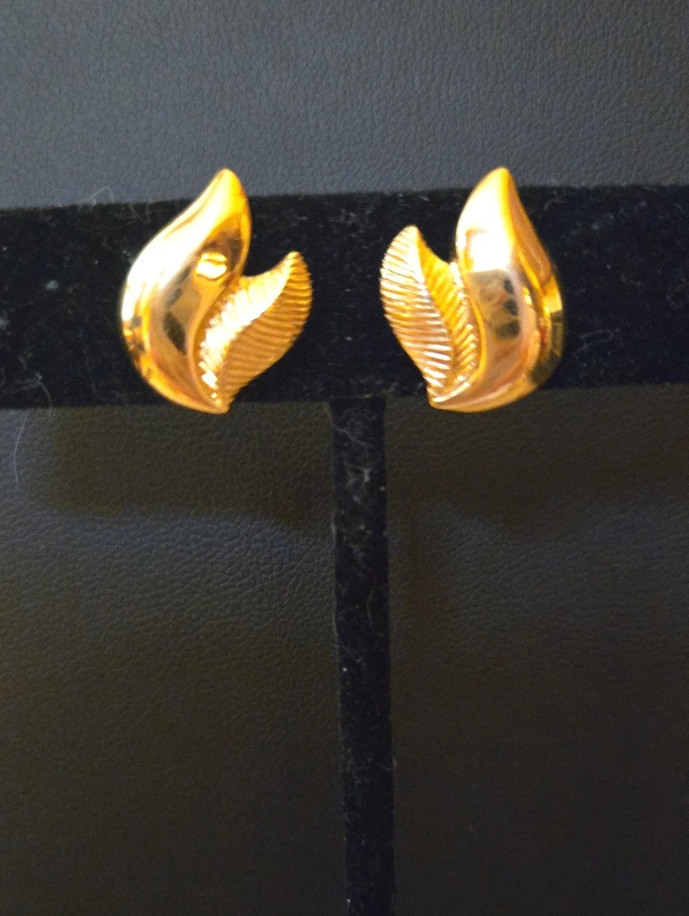 Crown Trifari Gold Leaf Design Women's Clip-on Earrings